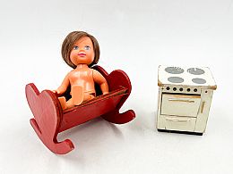 Дървено обзавеждане с кукла