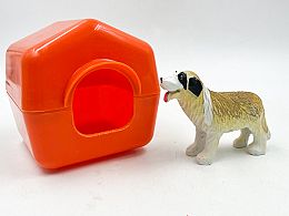 Масивно куче с къща