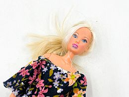Кукла черна рокля на цветя