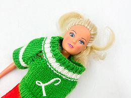 Кукла със зелен пуловр