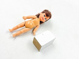 Кукла с бял дървен шкаф
