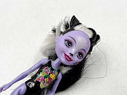 Кукла лилава с бели кичури