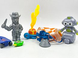 Робот и фигурки