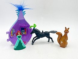 Червенокоска в лучена къща и животни