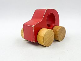 Масивна дървена червена кола