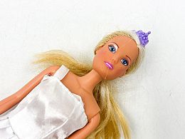 Кукла в бяло