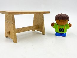 Дървена маса с фигурка