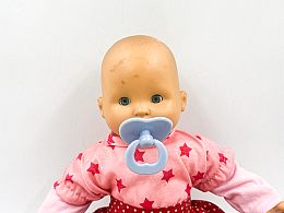 Бебе с червена пола и биба