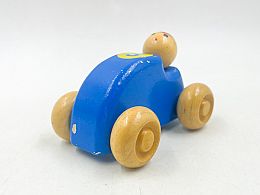 Дървена кола с човек синя