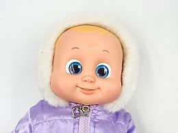 Кукла в лилаво палто голяма