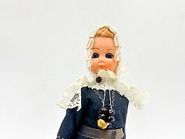 Кукла в чврно