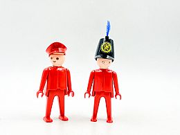 Playmobil човечета в червено