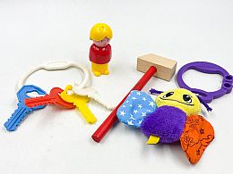 Дървен чук и бебешки играчки