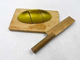 Масивна дървена дъка с нож и хляб с лепки