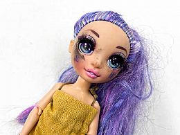 Кукла с големи очи и лилава коса