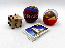 Карти, топки и дървен пъзел куб