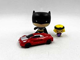 Кола, Батман и момиче